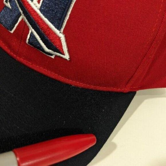 Red Hat with Letter A and Swords Knights NCAA - Picture 9 of 11